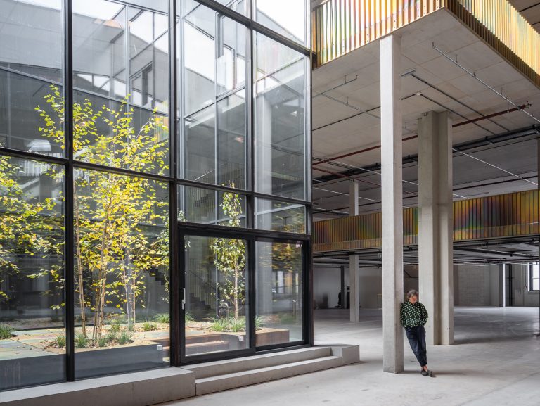 visualization screen of a building in AR